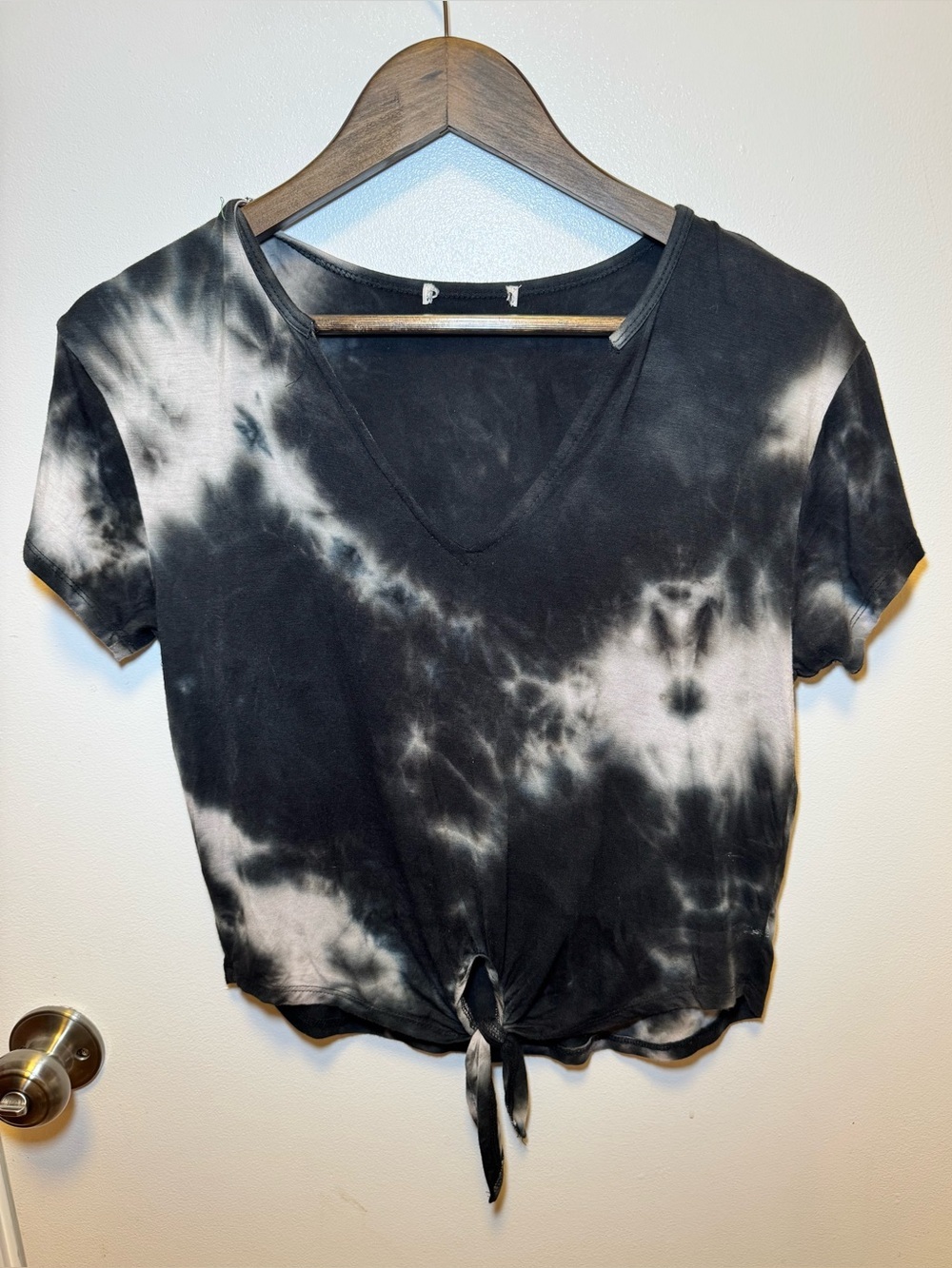 V-Neck Tie-Front Crop Top - Black & White Tie-Dye Size Small
